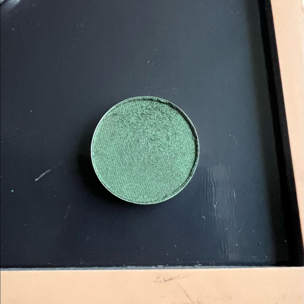 Mac cosmetics eyeshadow HUMID